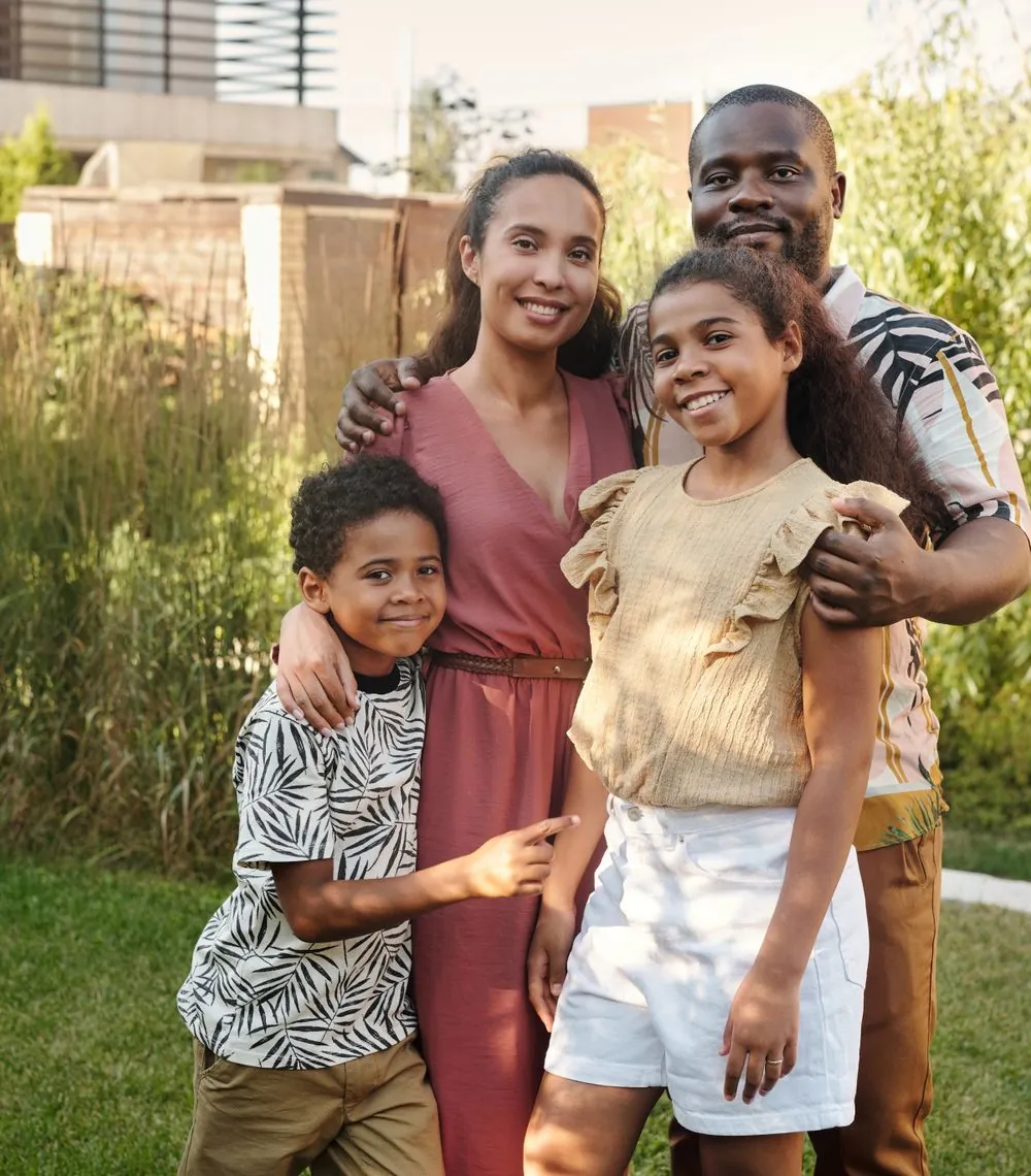 Una familia feliz sonriendo al aire libre